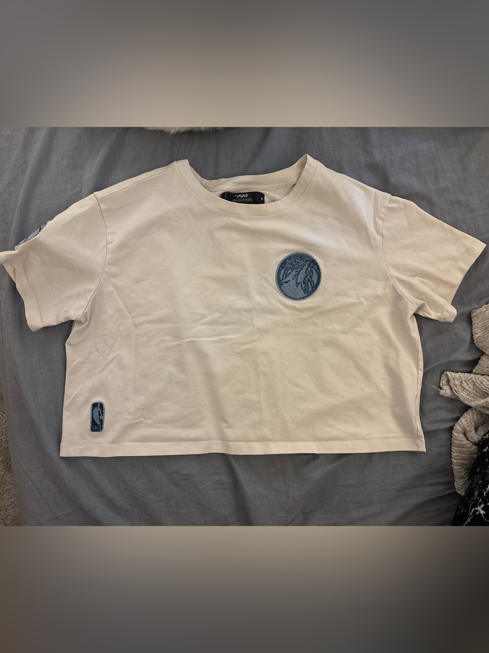 Cream Short-Sleeve Cropped Tee with Blue Patch Detail